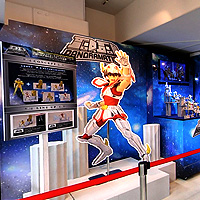 特設サイト [AKIBAショールーム] 店内を360°見渡せるインドアビュー機能を更新！「聖闘士星矢 特集展示」が見られる！